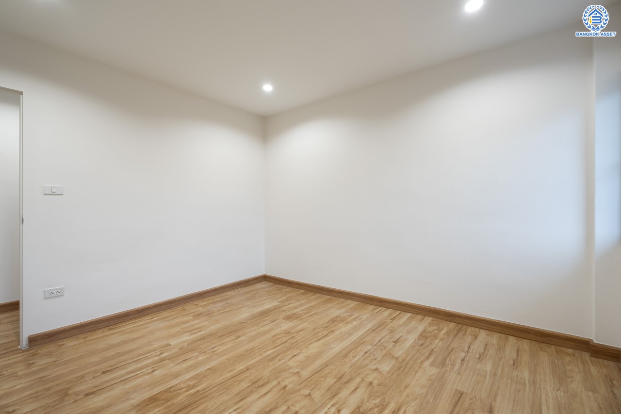 บ้านมือสองตกแต่งใหม่ ดีไซน์สวย ม.บ้านช่อชัยพฤกษ์ จรัญฯ-ปิ่นเกล้า เนื้อที่ 47.5 ตร.ว. ฟังก์ชัน 3 ห้องนอน 3 ห้องน้ำ จอดรถได้ 2 คัน รองรับทุกกิจกรรม บนทำเลเชื่อมต่อหลายเส้นทาง ใกล้จุดขึ้นทางด่วน "ศรีรัช" และรถไฟฟ้าสายสีแดง "สถานีบางบำหรุ"